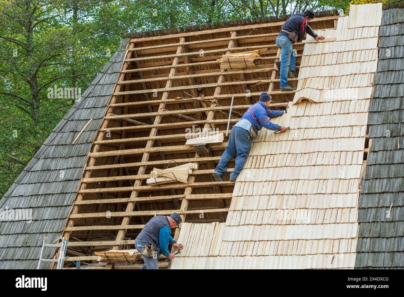 Rumänien, Karpaten. Traditioneller Dachdecker mit Holzdach. (Nur Für Redaktionelle Zwecke) Stockfoto