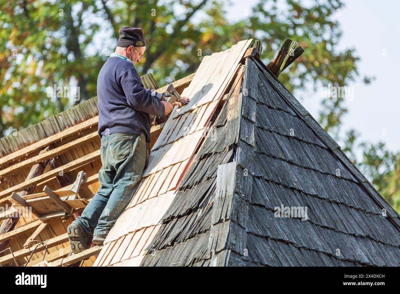 Rumänien, Karpaten. Traditioneller Dachdecker mit Holzdach. (Nur Für Redaktionelle Zwecke) Stockfoto
