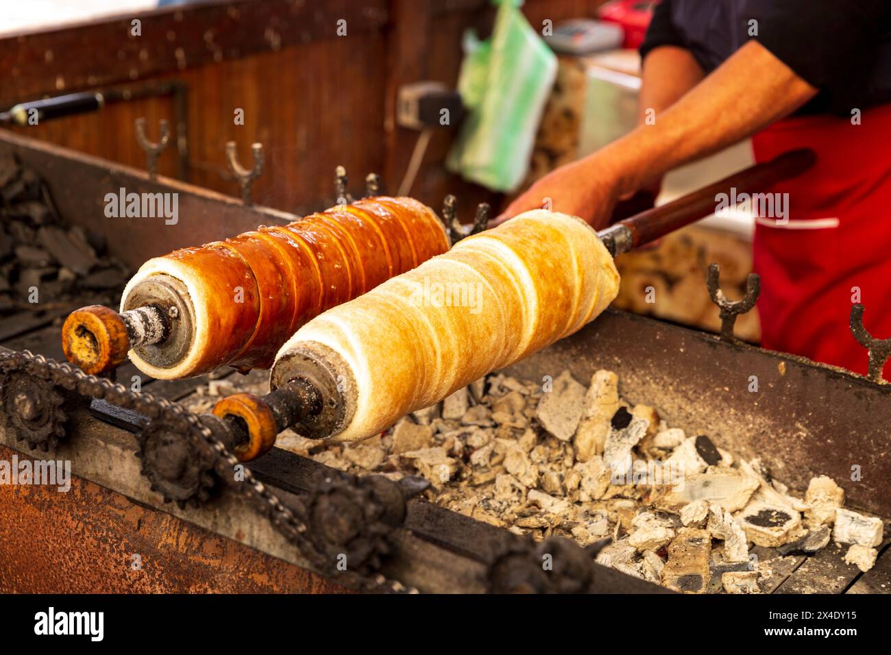 Rumänien, Transsilvanien, A Alba Iulia. Donuts mit Brot, die über Kohlen geröstet werden. Stockfoto