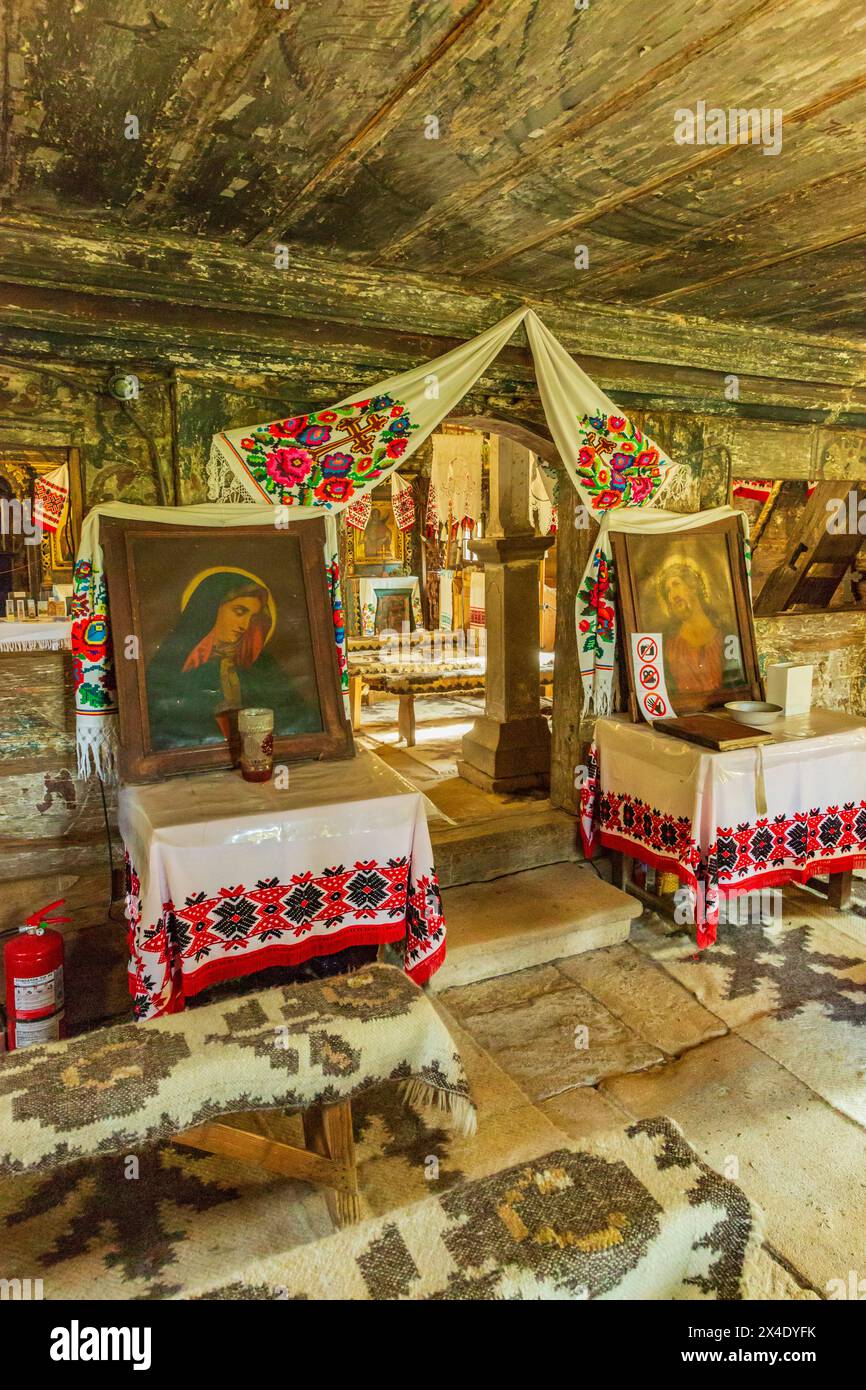 Rumänien, Maramures County, Surdesti. Ostorthodoxe Kirche Lemn. Historische Holzkirchen. UNESCO-Weltkulturerbe. Stockfoto