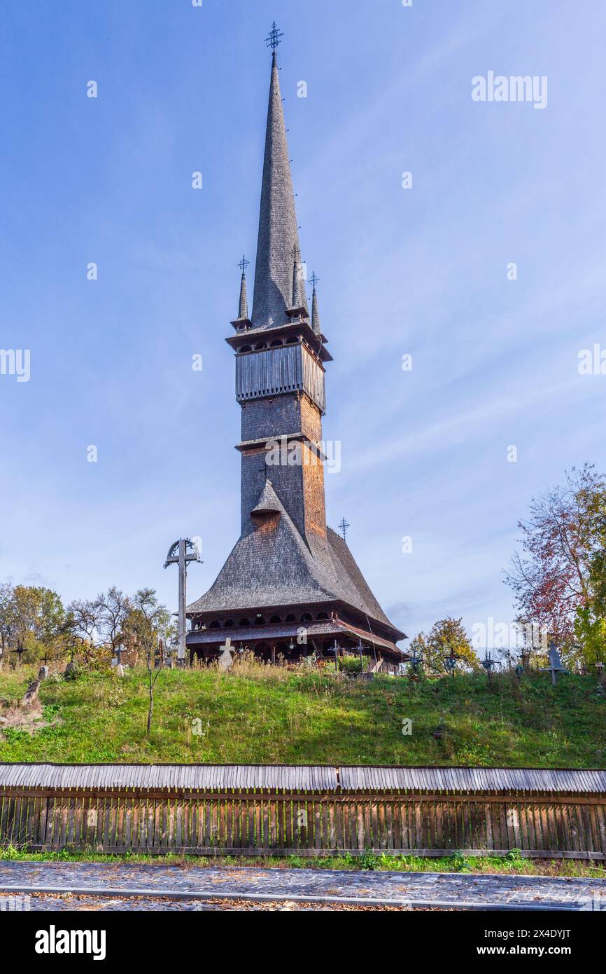 Rumänien, Maramures County, Surdesti. Ostorthodoxe Kirche Lemn. Historische Holzkirchen. UNESCO-Weltkulturerbe. Spire. Kirchturm. Stockfoto