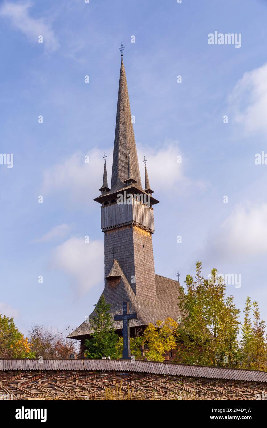 Rumänien, Maramures County, Surdesti. Ostorthodoxe Kirche Lemn. Historische Holzkirchen. UNESCO-Weltkulturerbe. Spire. Kirchturm. Stockfoto