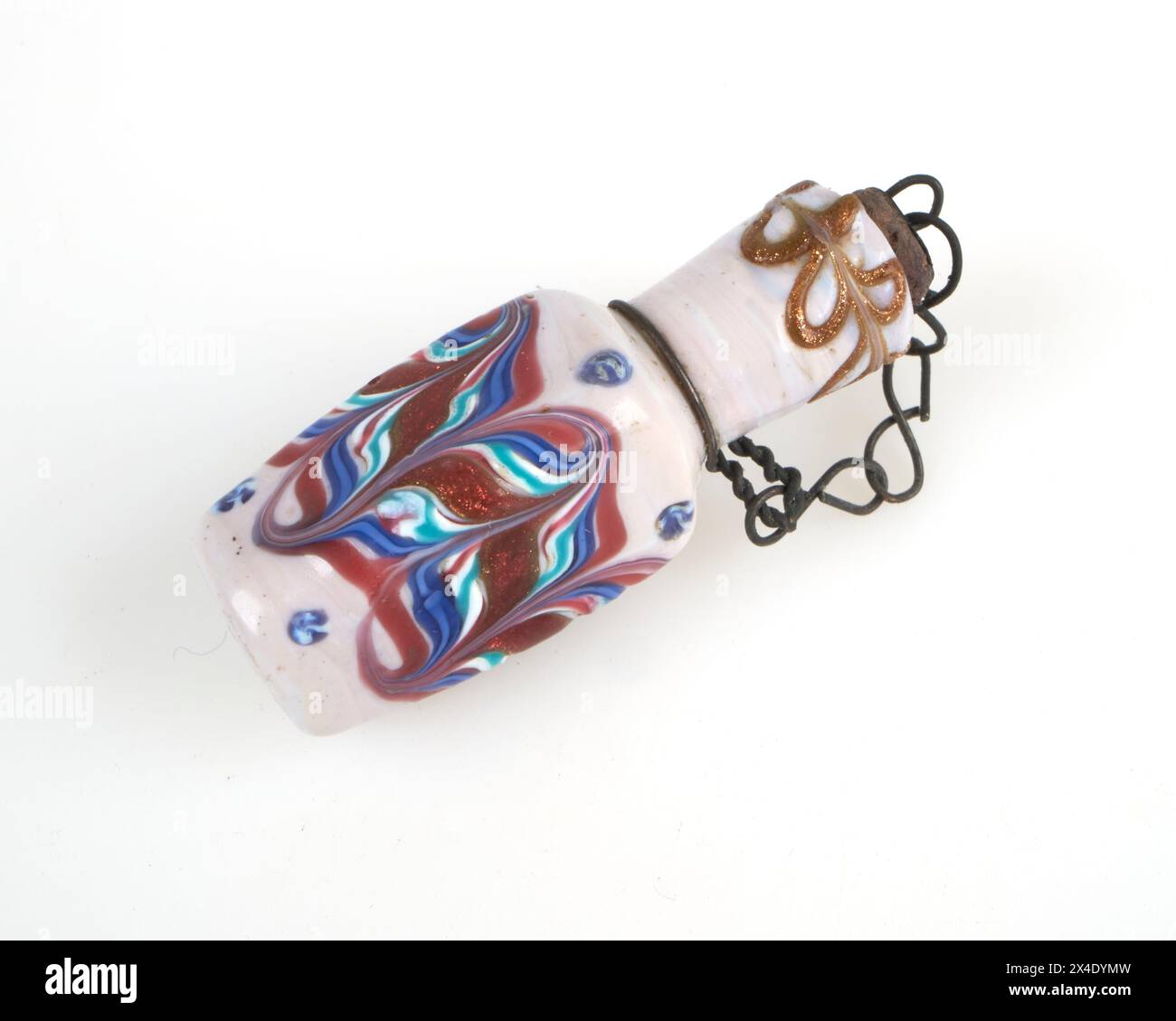 Antik Ende 19. Jh. Flasche und Stopfen mit venezianischem Duft in Pink, Rot, Blau und weiß. Stockfoto