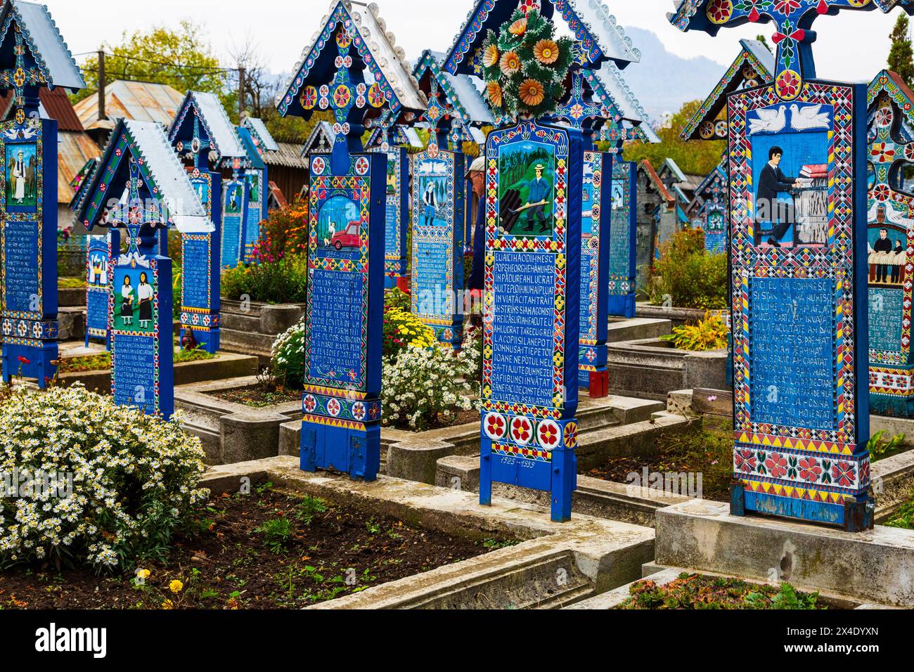 Rumänien, Maramures, Sapanta. Cimitirul Vesel, der fröhliche Friedhof mit satirischen Epitaphen, die auf Kreuze der Toten gemeißelt sind. (Nur Für Redaktionelle Zwecke) Stockfoto