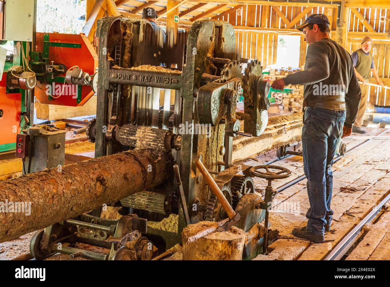 Rumänien, Siebenbürgen, Suceava. Weichholz-Sägewerk und Arbeiter. (Nur Für Redaktionelle Zwecke) Stockfoto