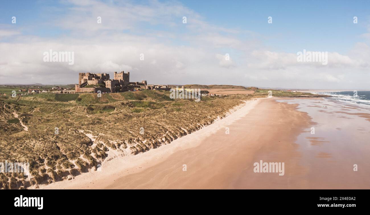 BAMBURGH CASTLE, NORTHUMBERLAND, GROSSBRITANNIEN - 23. APRIL 2024. Panoramablick auf Bamburgh Castle und Sanddünen auf dem wunderschönen Northumberlan Stockfoto