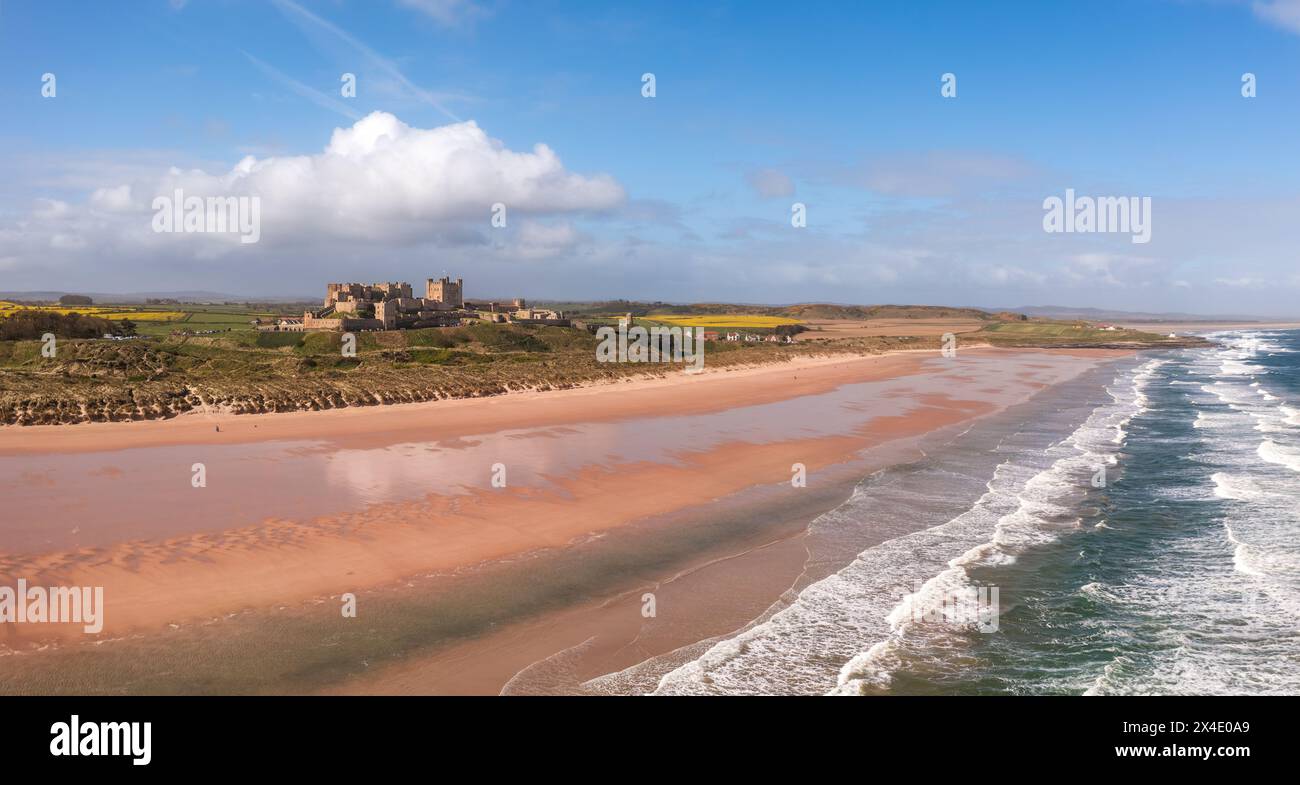 BAMBURGH CASTLE, NORTHUMBERLAND, GROSSBRITANNIEN - 23. APRIL 2024. Panoramablick auf das Schloss Bamburgh und die Sanddünen am wunderschönen Strand entlang der Insel Stockfoto