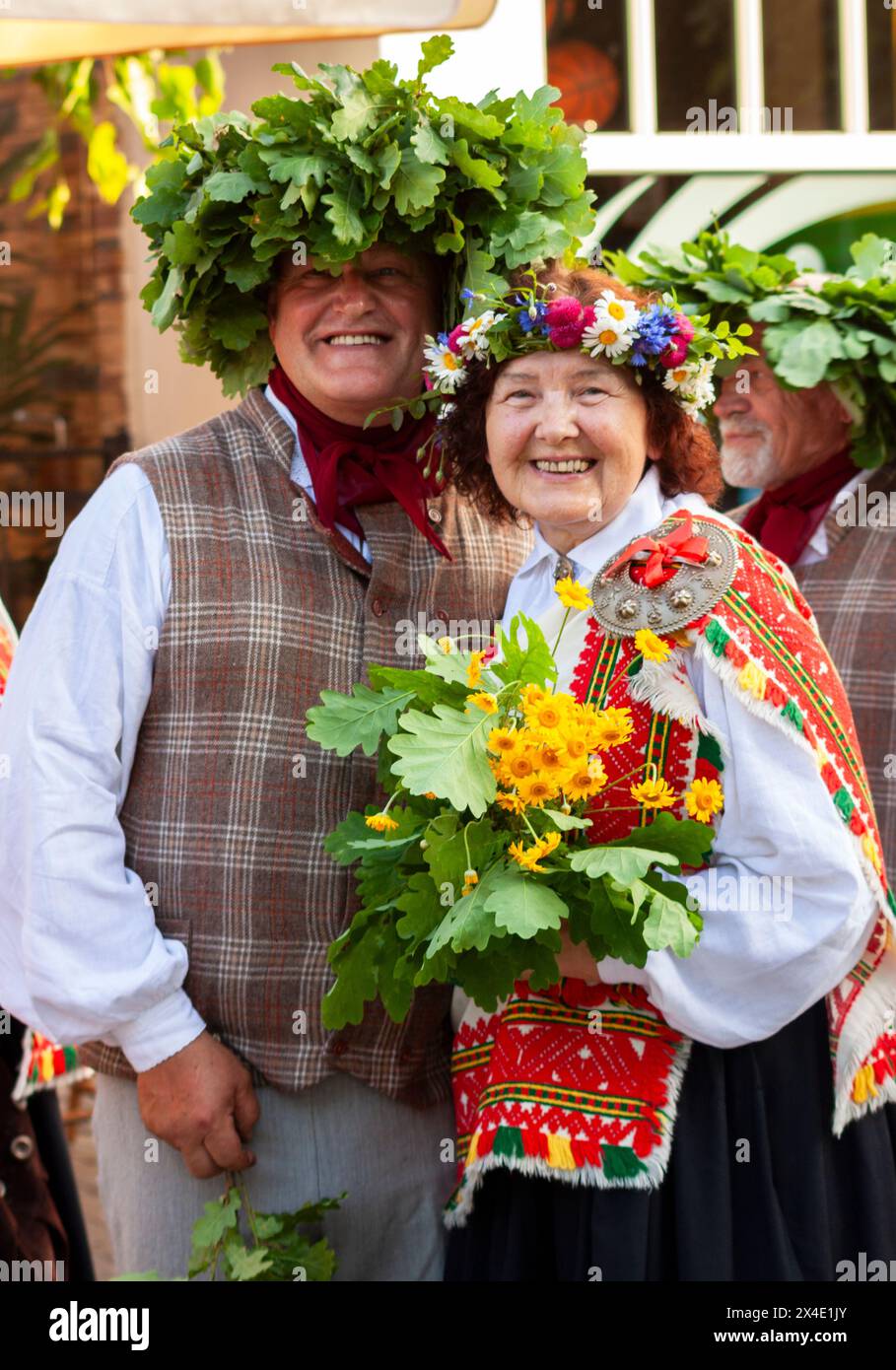 Menschen, die traditionelle Blumenkostüme für das Sommerfest in Jurmala in Lettland in Osteuropa tragen Stockfoto