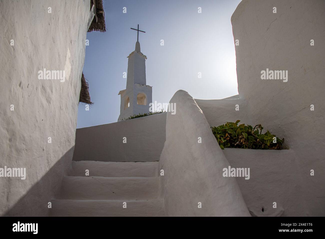 Rincón encantador del Pintoresco y blanco pueblo de Binibeca Vell, con algunas escaleras y la iglesia en el fondo. Menorca, España Stockfoto