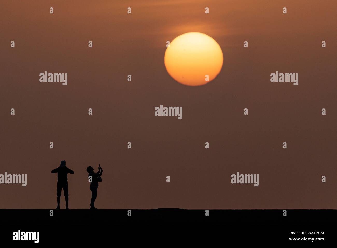 Sonnenuntergang mit Touristen, Maspalomas, Gran Canaria Stockfoto