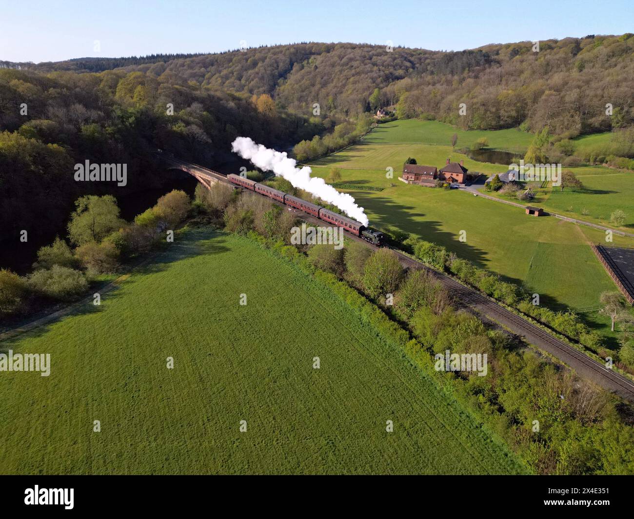 Ex Great Western Railway Dampflok 7714 überquert den Fluss Severn bei der Severn Valley Railway Spring Gala, 19. April 2024 Stockfoto