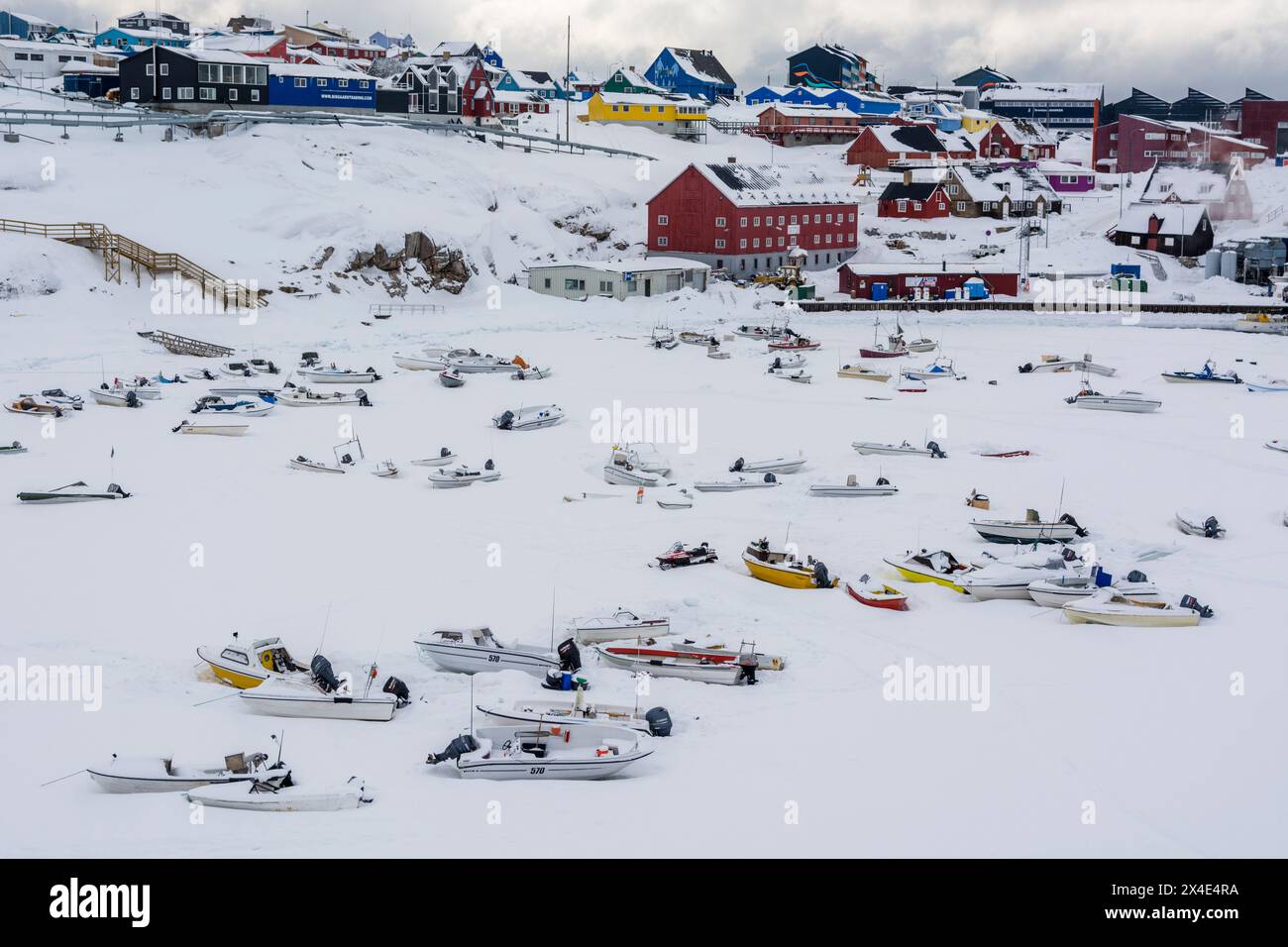 Kleine Boote im gefrorenen Hafen. Ilulissat, Grönland. Stockfoto