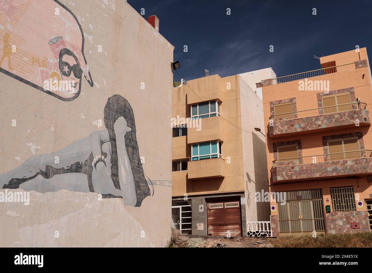 Graffiti und Apartments in La Garita, Gran Canaria Stockfoto