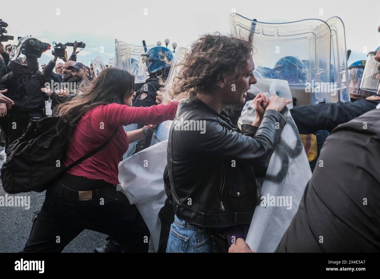 Nachrichten - Il mondo al contrario, Präsentation des Buches Roberto Vannacci in Neapel fanden während einer Prozession von etwa dreißig jungen Menschen, die gegen die Anwesenheit von Roberto Vannacci in Neapel protestierten, Streitigkeiten mit der Polizei in Kampfausrüstung statt. der General, der mit der Liga für die Europawahlen kandidiert und sein Buch Il mondo al contrario vorstellt, versuchten die Demonstranten, die Barrieren und die Polizeikette zu durchbrechen, die das Gebiet schützte, in dem Vannacci sein Buch Neapel Italien vorstellte Copyright: xAntonioxBalascox/xLiveMediax LPN 1334982 Stockfoto