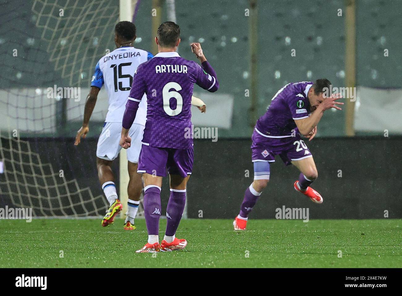 Firenze, Italien. Mai 2024. Andrea Belotti von ACF Fiorentina feiert, nachdem er im Halbfinale der UEFA Conference League zwischen ACF Fiorentina und Club Brugge im Artemio Franchi Stadion in Firenze (Italien) am 2. Mai 2024 das Tor von 2-1 erzielt hat. Quelle: Insidefoto di andrea staccioli/Alamy Live News Stockfoto