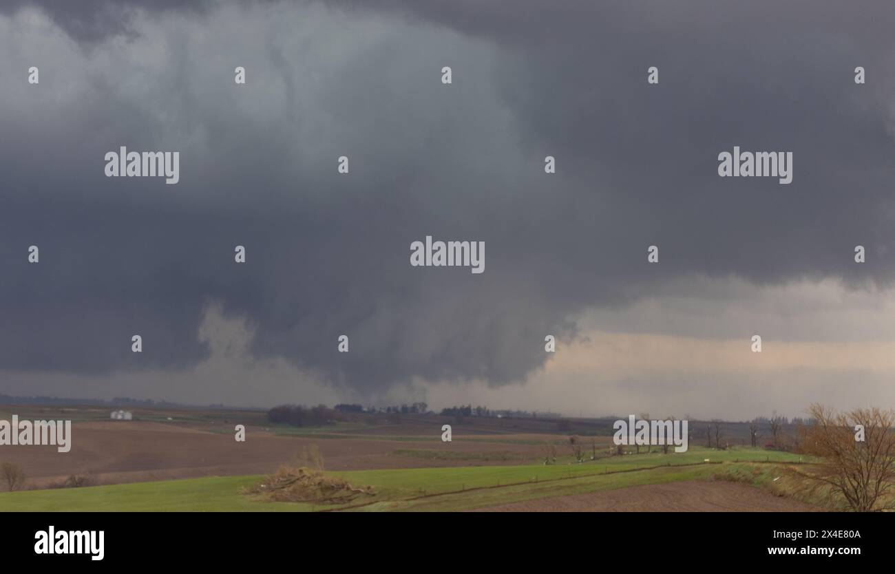 Shelby, USA. April 2024. Am 26. April 2024 fuhr ein starker, gefährlicher Langstrecken-EF3-Tornado durch Shelby, Iowa. Schäden an vielen Häusern und Scheunen. Während dieses Ereignisses wurden keine Todesfälle gemeldet. (Foto: Scott Schilke/SIPA USA) Credit: SIPA USA/Alamy Live News Stockfoto