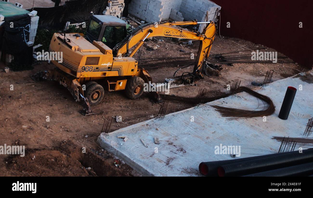Lkw in feld, Baustoffsteine Stockfoto