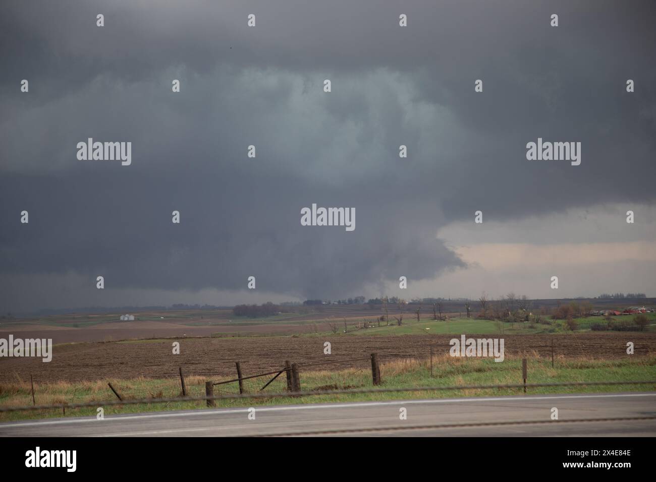 Shelby, USA. April 2024. Am 26. April 2024 fuhr ein starker, gefährlicher Langstrecken-EF3-Tornado durch Shelby, Iowa. Schäden an vielen Häusern und Scheunen. Während dieses Ereignisses wurden keine Todesfälle gemeldet. (Foto: Scott Schilke/SIPA USA) Credit: SIPA USA/Alamy Live News Stockfoto