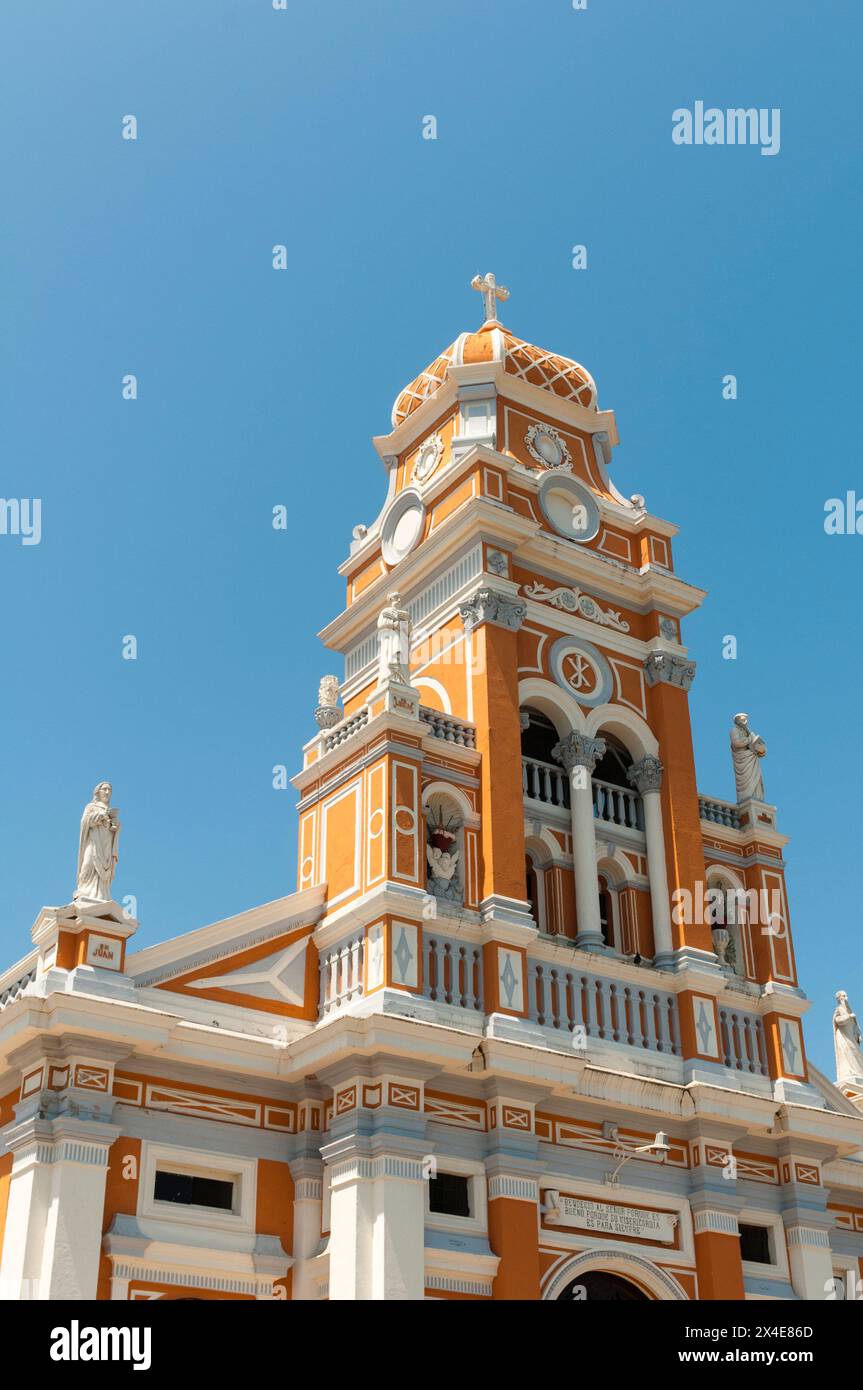 Eine niedrige Ansicht der römisch-katholischen Kirche von Xalteva. Kirche von Xalteva, Granada, Nicaragua. Stockfoto