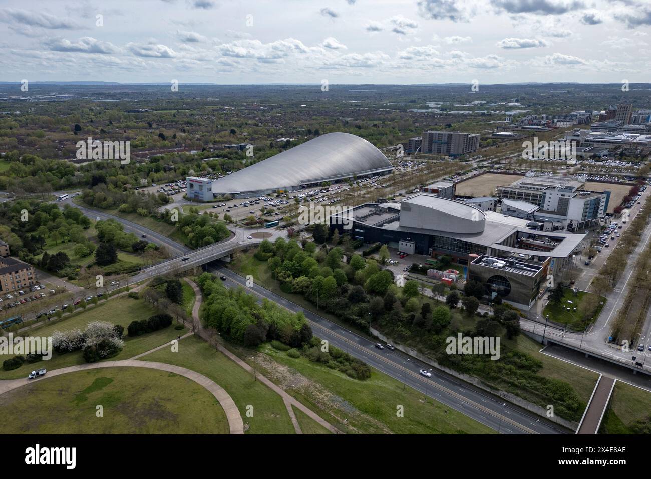 Aus der Vogelperspektive in Richtung Xscape Milton Keynes vom Campbell Park, Milton Keynes, Bucks, Großbritannien. Stockfoto