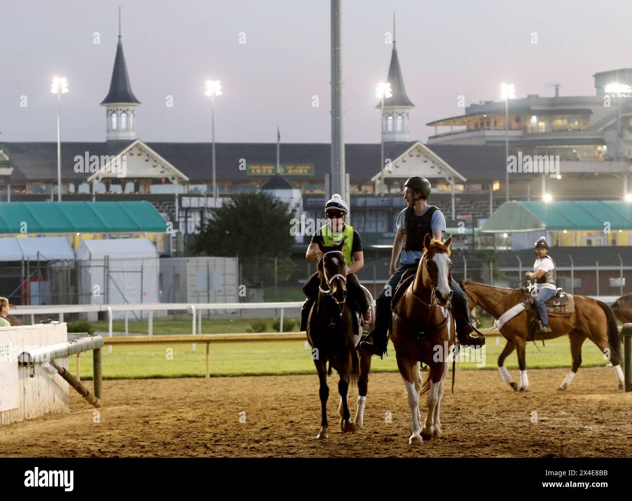 Louisville, Usa. Mai 2024. Pferde und Sportreiter gehen während des morgendlichen Trainings von der Rennstrecke ab, während sie sich auf den 150. Lauf des Kentucky Derby in Churchill Downs am Donnerstag, den 2. Mai 2024 in Louisville, Kentucky, vorbereiten. Foto von John Sommers II/UPI Credit: UPI/Alamy Live News Stockfoto