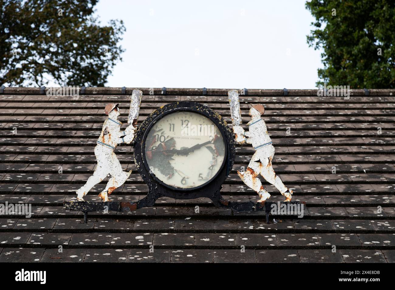Figuren von Cricketern an einer Uhr auf dem Dach des Kelso Cricket Club in Kelso, Schottland. Der Pavillon ist im Shedden Park. Stockfoto
