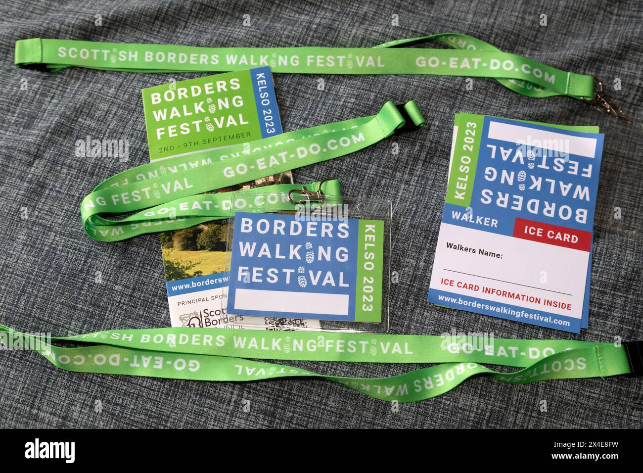 Lanyards, Pässe und Informationsbroschüren für das Scottish Borders Walking Festival 2023. Die Veranstaltung fand in und um Kelso, Schottland, statt. Stockfoto