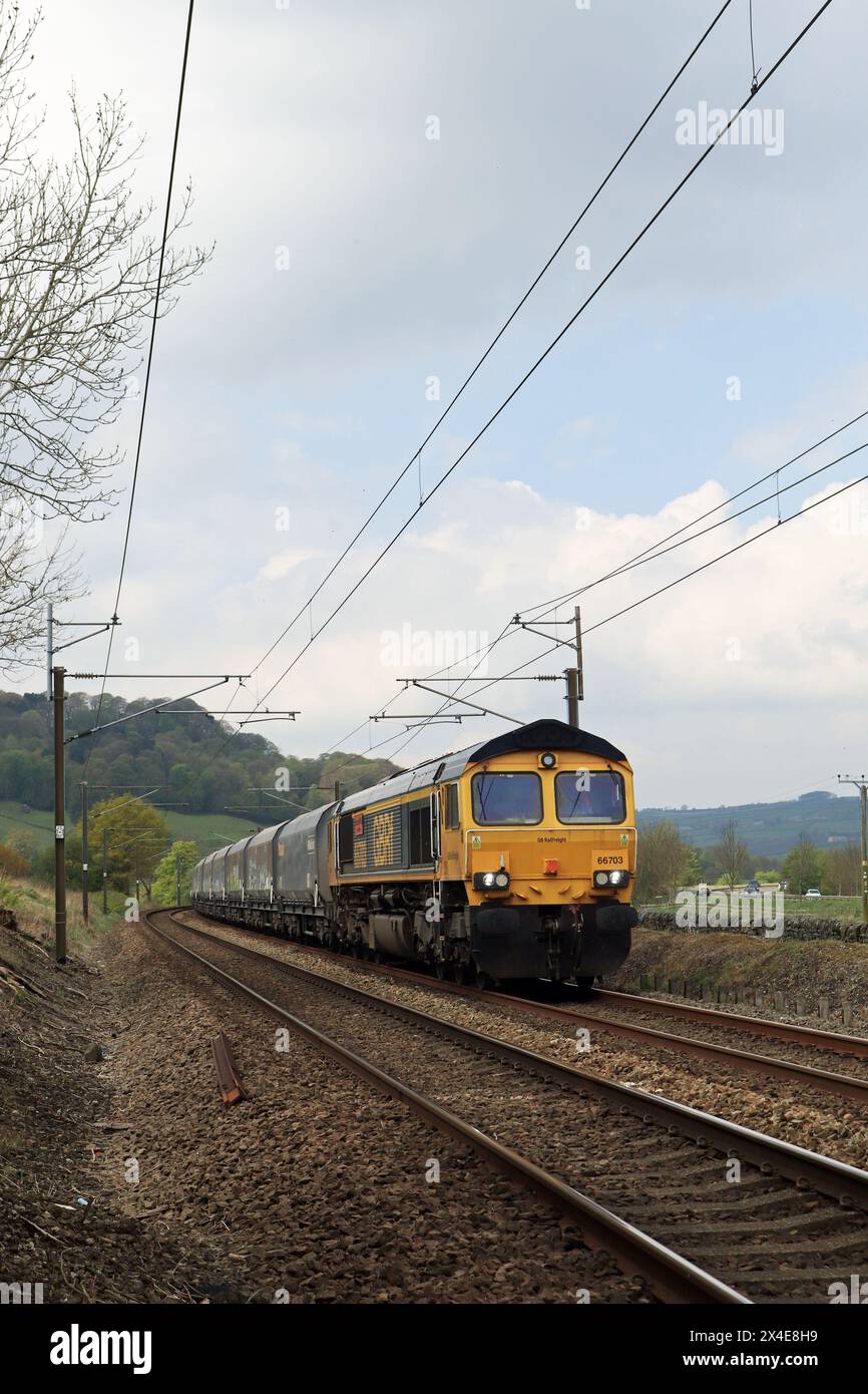 Die Diesellokomotive 66703 der GBRF nähert sich einem Fußübergang über die Bahnstrecke am Ende der Parkers Lane in Low Utley im Aire Valley in West Yorkshire Stockfoto