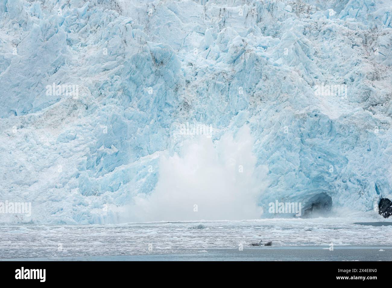 USA, Alaska, Kenai Fjords National Park. Nahgesicht des kalbenden Aialik-Gletschers. Stockfoto