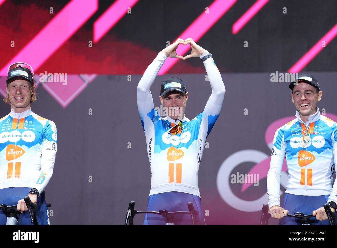 Torino, Italien. Mai 2024. Jakobsen Fabio Team DSM Firmenich PostNL während der Teampräsentation vor dem Giro d'Italia Radrennen in Turin. Das Rennen beginnt am Samstag, dem 4. Mai, mit der ersten Etappe über 140 km, von Venaria reale nach Turin, Nordwest-Italien - Donnerstag, 2. Mai 2024. Sport - Radsport . (Foto: Massimo Paolone/LaPresse) Credit: LaPresse/Alamy Live News Stockfoto