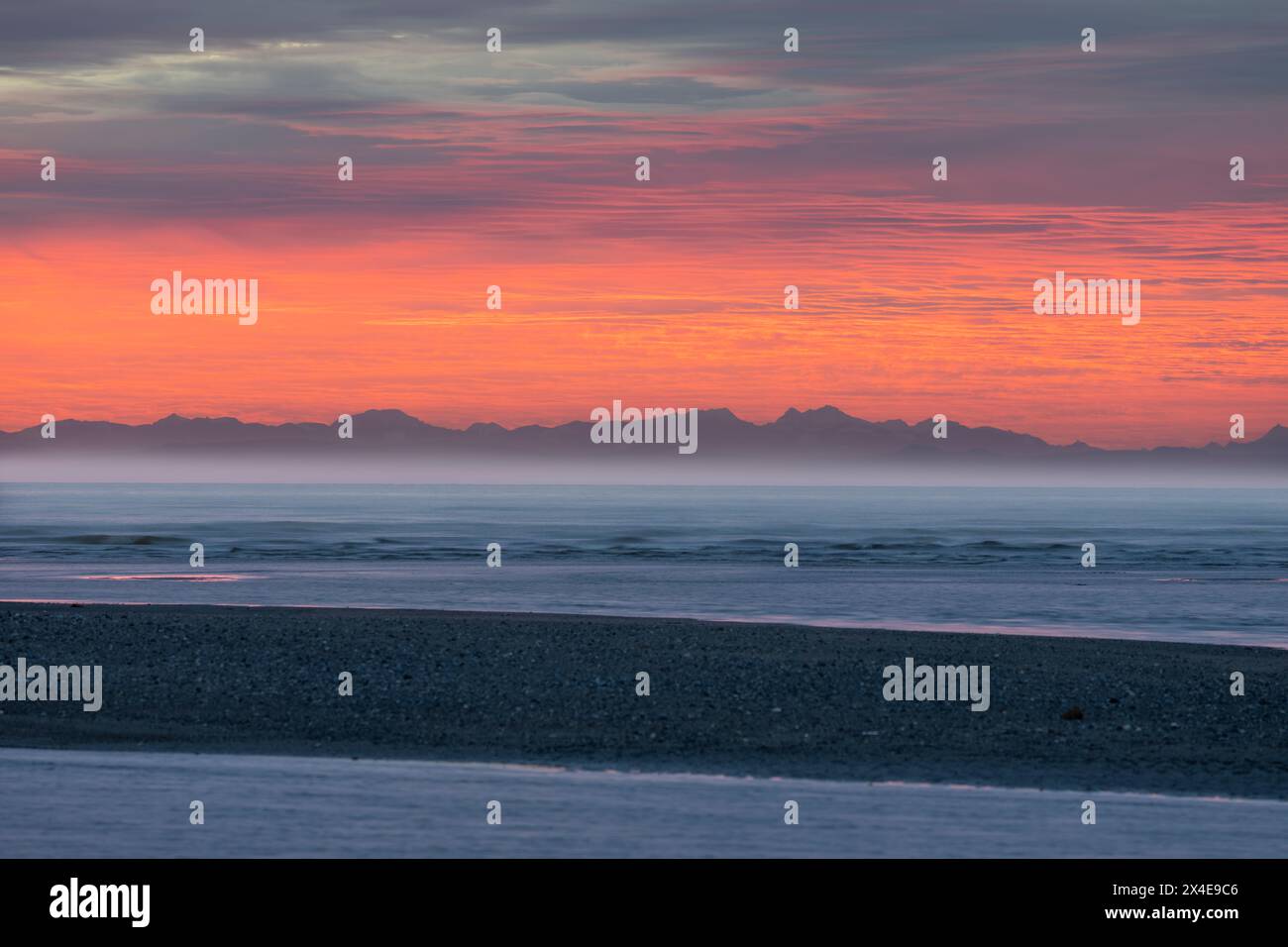 USA, Alaska, Lake Clark National Park. Nebel am Cook Inlet bei Sonnenaufgang. Stockfoto