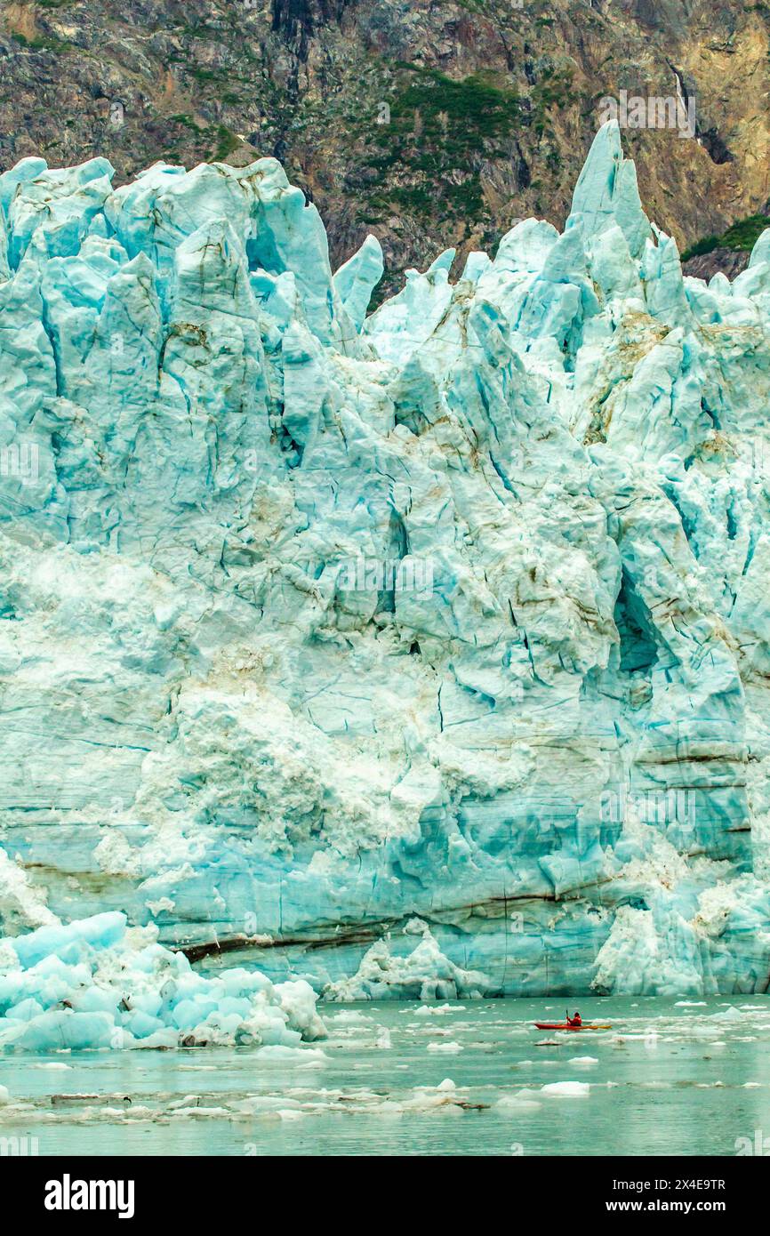 USA, Alaska, Glacier Bay National Park. Margerie Glacier Eisfront und Mann im Kajak. Stockfoto