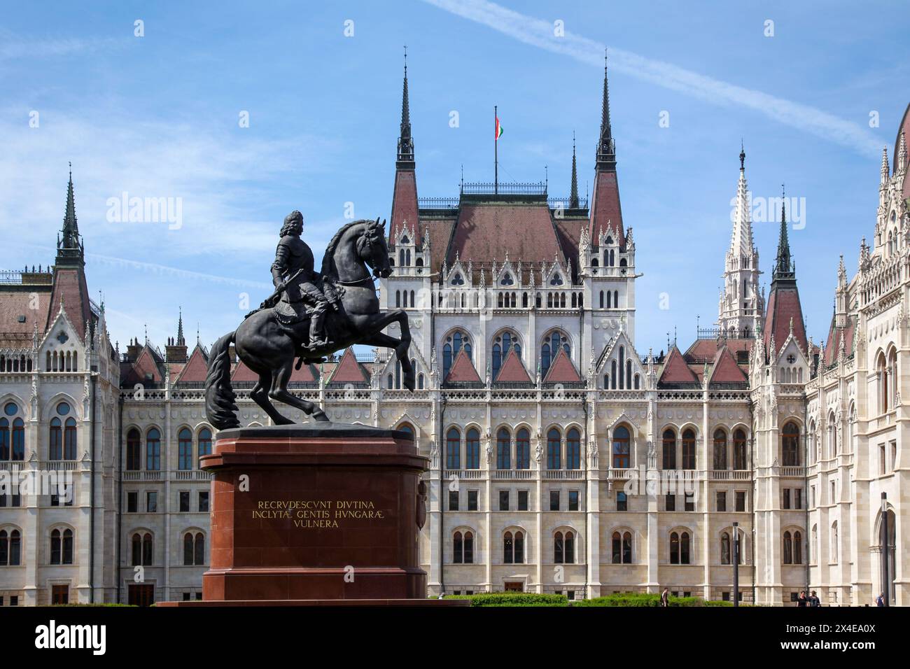 Reiterstatue von Ferenc Rakocz vor dem ungarischen Parlament, ein Meisterwerk gotischer Architektur in Budapest, Ungarn, Europa. Stockfoto