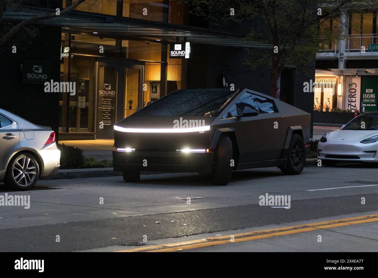 Seattle, USA. April 2024. Ein mattschwarzer Tesla Cybertruck auf der 3. Straße in der Innenstadt. Stockfoto