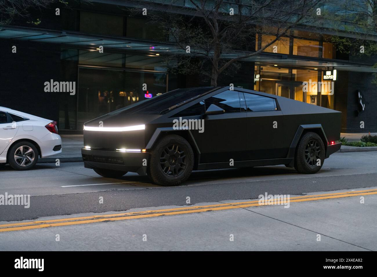 Seattle, USA. April 2024. Ein mattschwarzer Tesla Cybertruck auf der 3. Straße in der Innenstadt. Stockfoto