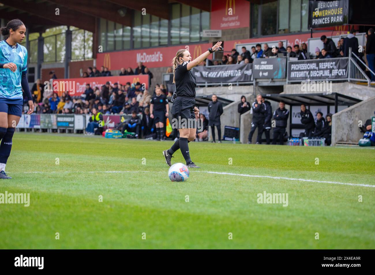 Abby Dearden, professionelle Schiedsrichterin, vergibt ein Foul in den London City Lionesses gegen Lewes FC Women in der Barclays Womens Championship Stockfoto