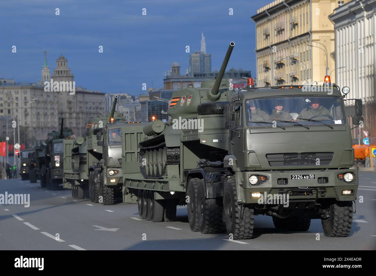 Moskau, Russland. Mai 2024. Sowjetische T-34-Panzer werden auf einer Straße transportiert, um an einer Probe für die Militärparade am 2. Mai 2024 in Moskau teilzunehmen. Quelle: Alexander Zemlianichenko Jr/Xinhua/Alamy Live News Stockfoto