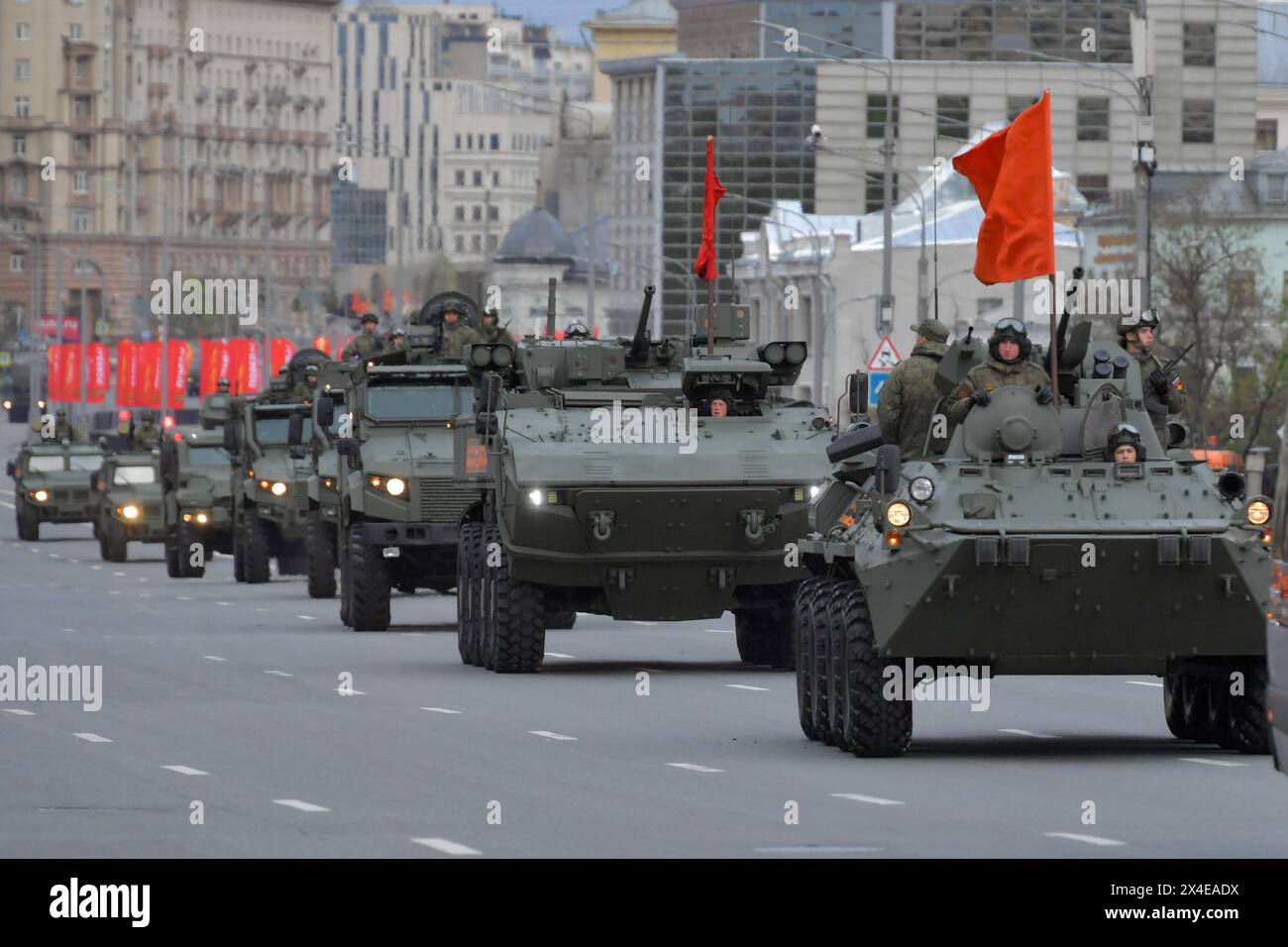 Moskau, Russland. Mai 2024. Russische Militärfahrzeuge fahren eine Straße entlang, um an einer Probe für die Militärparade am 2. Mai 2024 in Moskau, Russland, teilzunehmen. Quelle: Alexander Zemlianichenko Jr/Xinhua/Alamy Live News Stockfoto