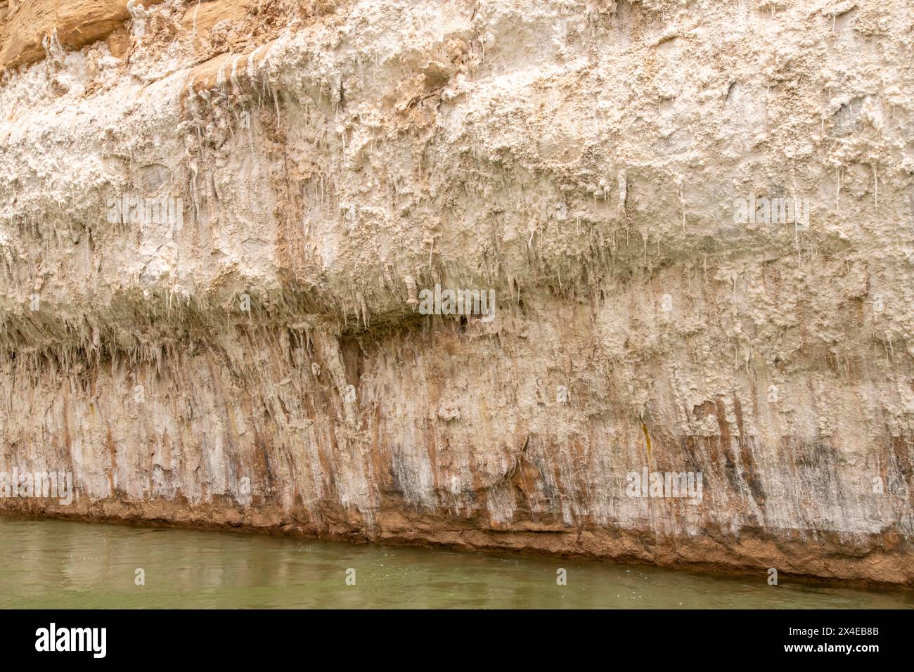 USA, Arizona, Grand Canyon Nationalpark. Salzablagerungen auf Gestein, die von den Hopi-Indianern verwendet wurden. Stockfoto