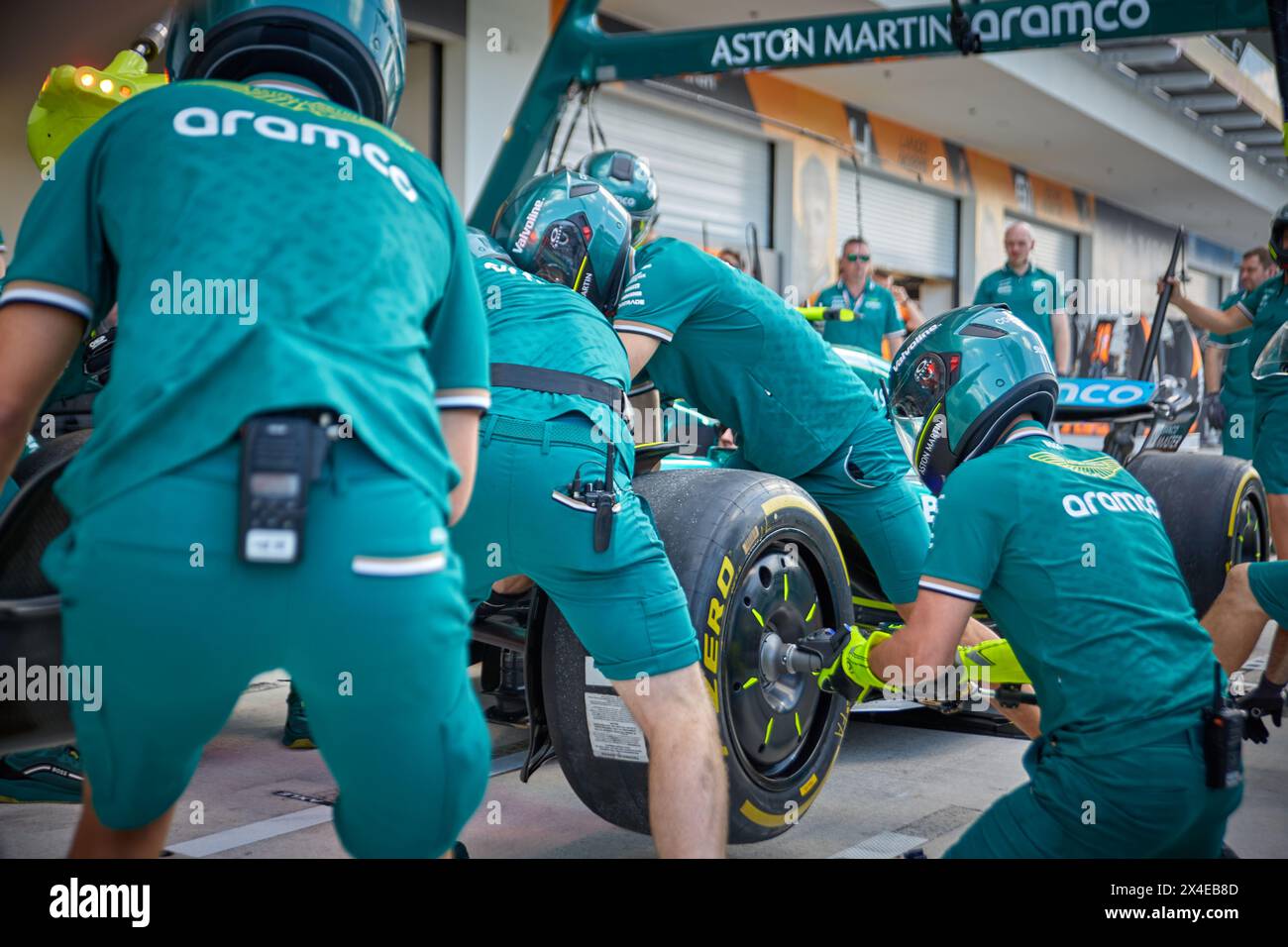 Miami Gardens, FL, USA. Mai 2023. Pit-Stop-Übung. Aston Martin Aramco Team, F1 Grand Prix von Miami am 7. Mai 2023 in Miami Gardens, Florida, USA. Quelle: Yaroslav Sabitov/YES Market Media/Alamy Live News. Stockfoto
