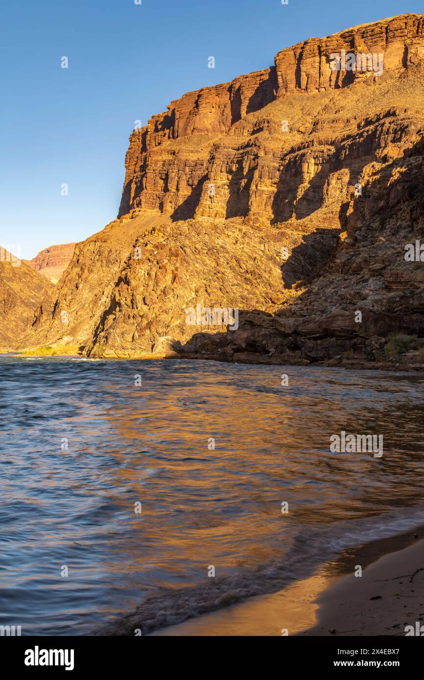 USA, Arizona, Grand Canyon Nationalpark. Landschaft mit Colorado River und Klippen. Stockfoto
