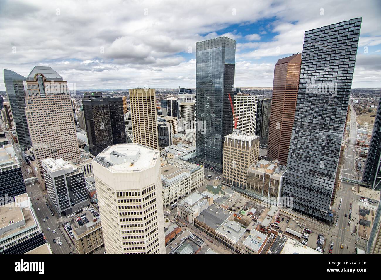 Calgary Alberta Canada, 5. April 2024: Luftbild mit Blick auf hohe Gebäude und Wahrzeichen der Innenstadt. Stockfoto