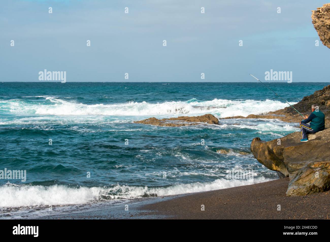 Blick aus der Vogelperspektive auf Black Sandy Beach, Küste des Atlantischen Ozeans und Klippen in Ajuy, Fuerteventura, Kanarischen Inseln, Spanien Stockfoto