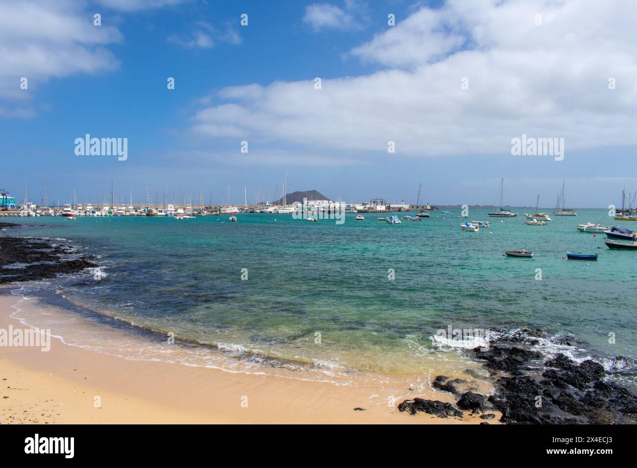 Blick aus der Vogelperspektive auf Black Sandy Beach, Küste des Atlantischen Ozeans und Klippen in Ajuy, Fuerteventura, Kanarischen Inseln, Spanien Stockfoto