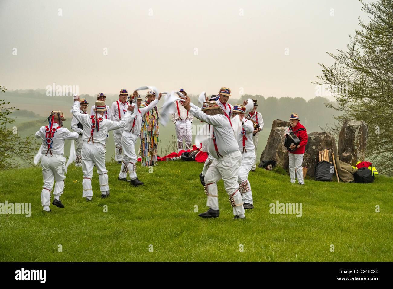 Morris-Tänzer begrüßen die Morgenröte am Maitag in Coldrum Long Barrow Kent Stockfoto