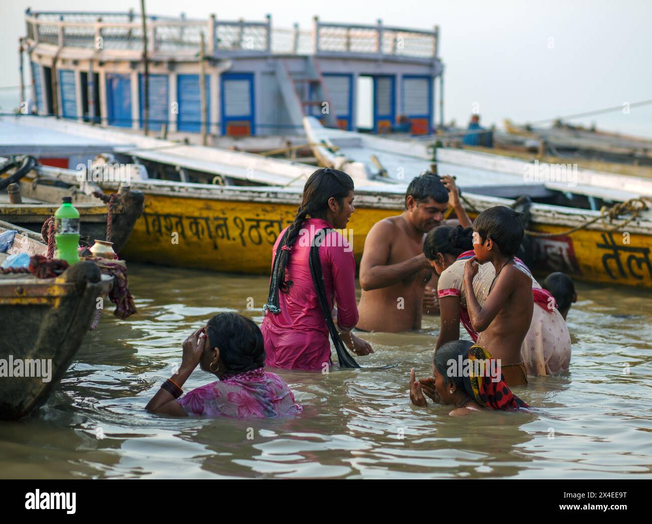 Pilger, die in Varanasi, Indien, in den Ganges eintauchen. Stockfoto