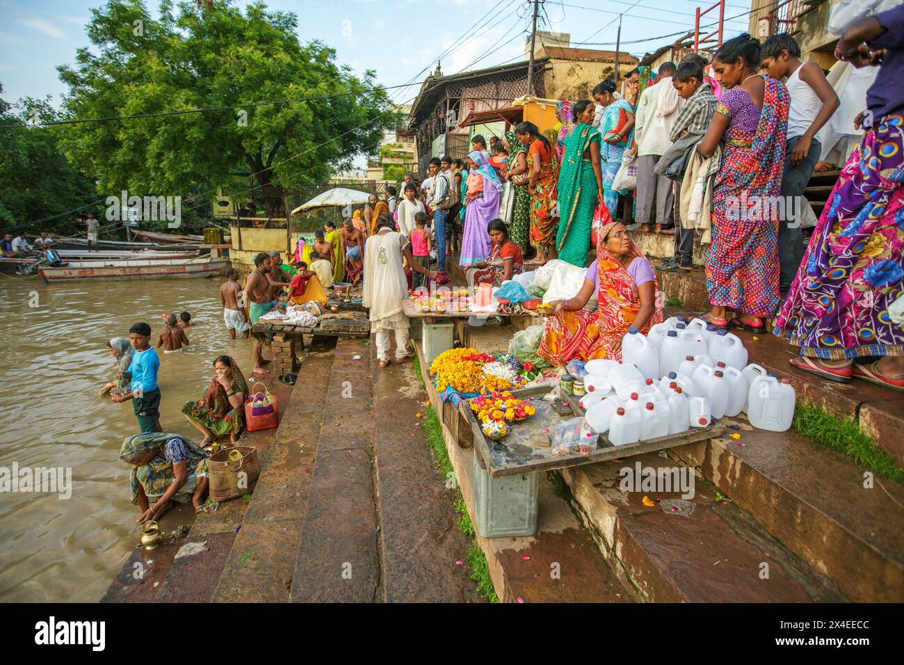 Pilger, die während der Monsunsaison im ASI Ghat in Varanasi, Indien, baden. Stockfoto