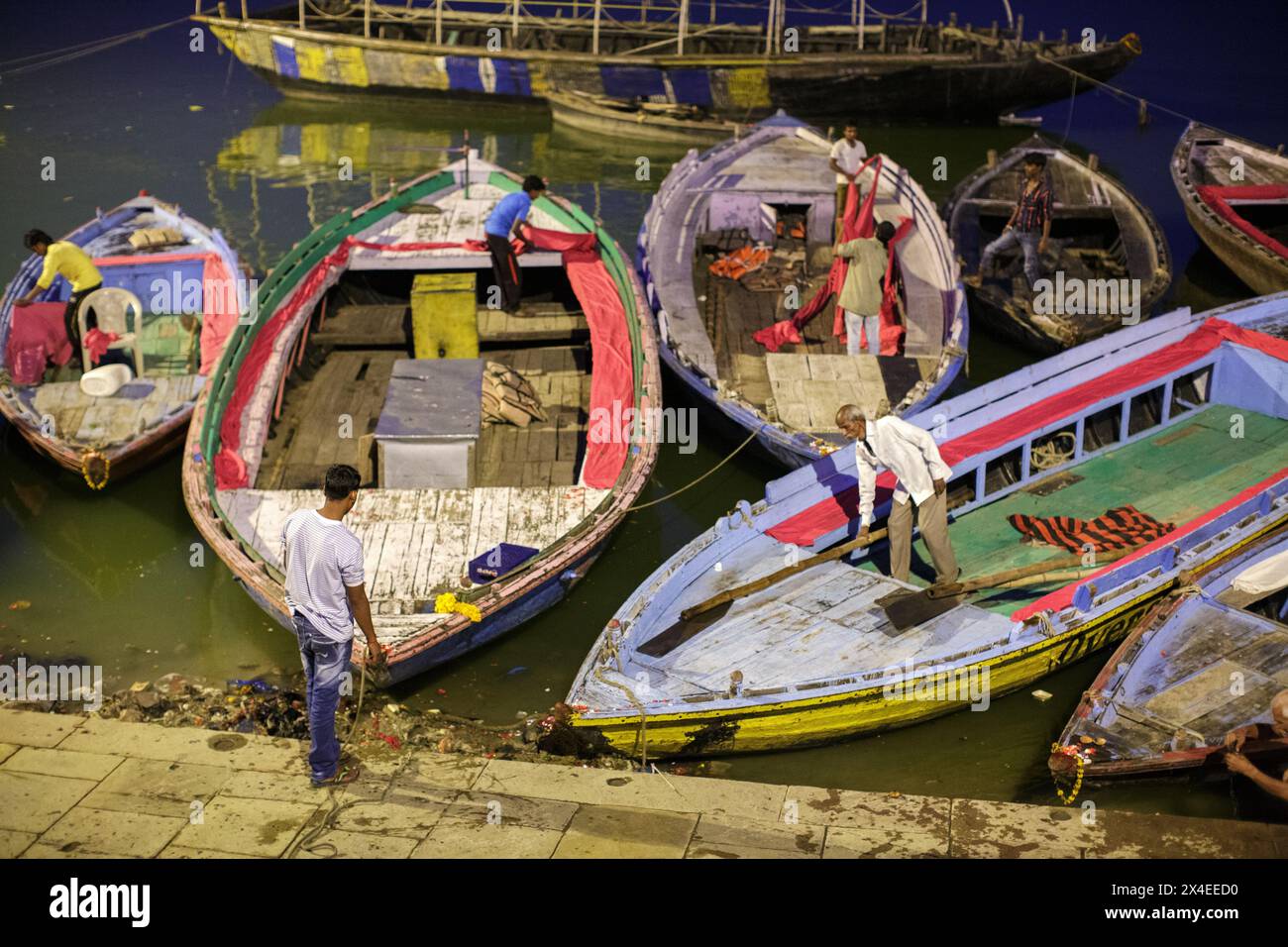 Boote parken am Abend auf dem Ganges in Varanasi, Indien. Stockfoto