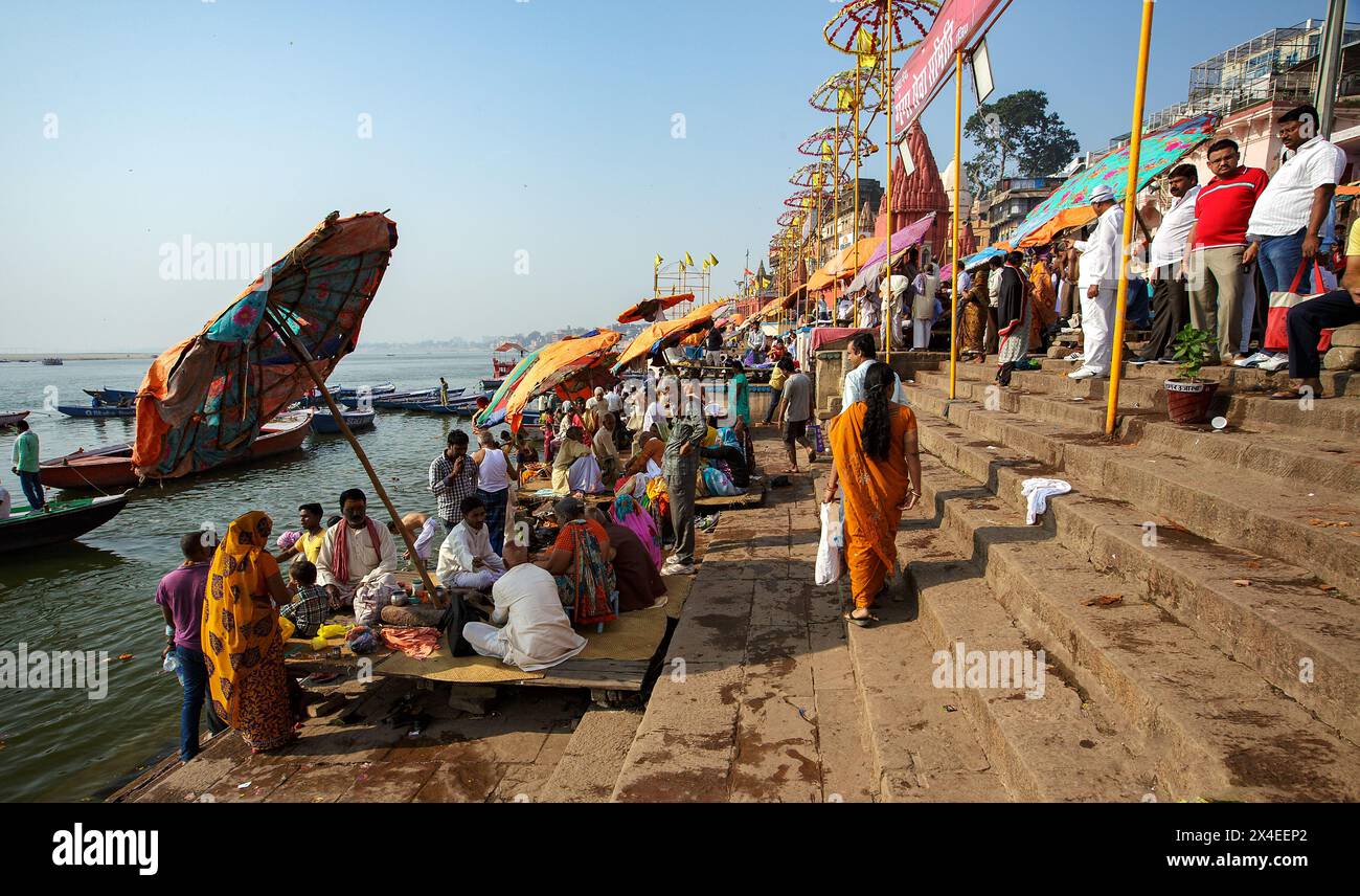 Pilger und Pujas in Dashwamedh Ghat in Varanasi, Indien. Stockfoto