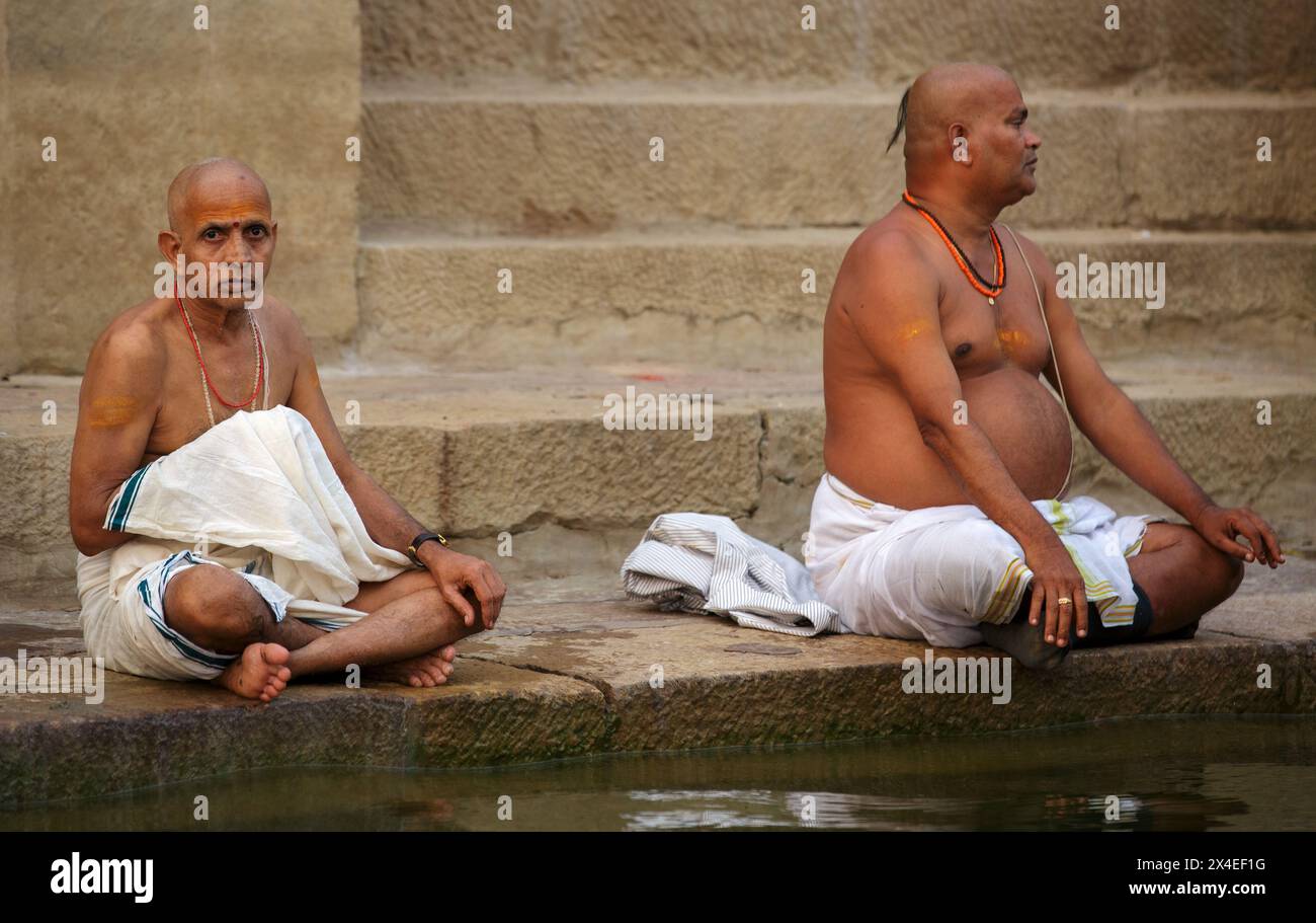 Zwei brahmin sitzen zur Meditation am Ufer des Ganges in Varanasi, Indien. Stockfoto